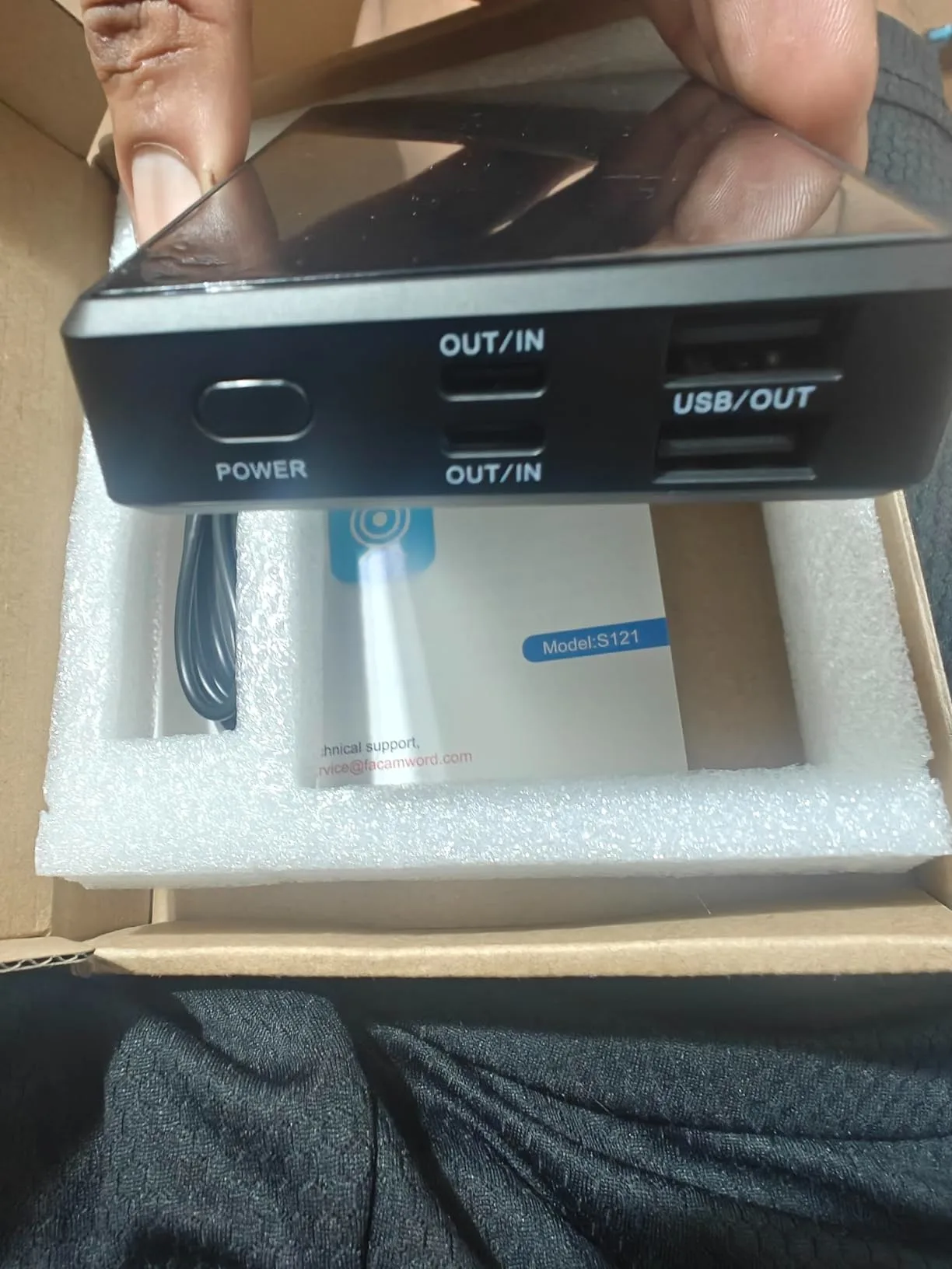 bärbar laddarkamera placerad på bord för diskret övervakning