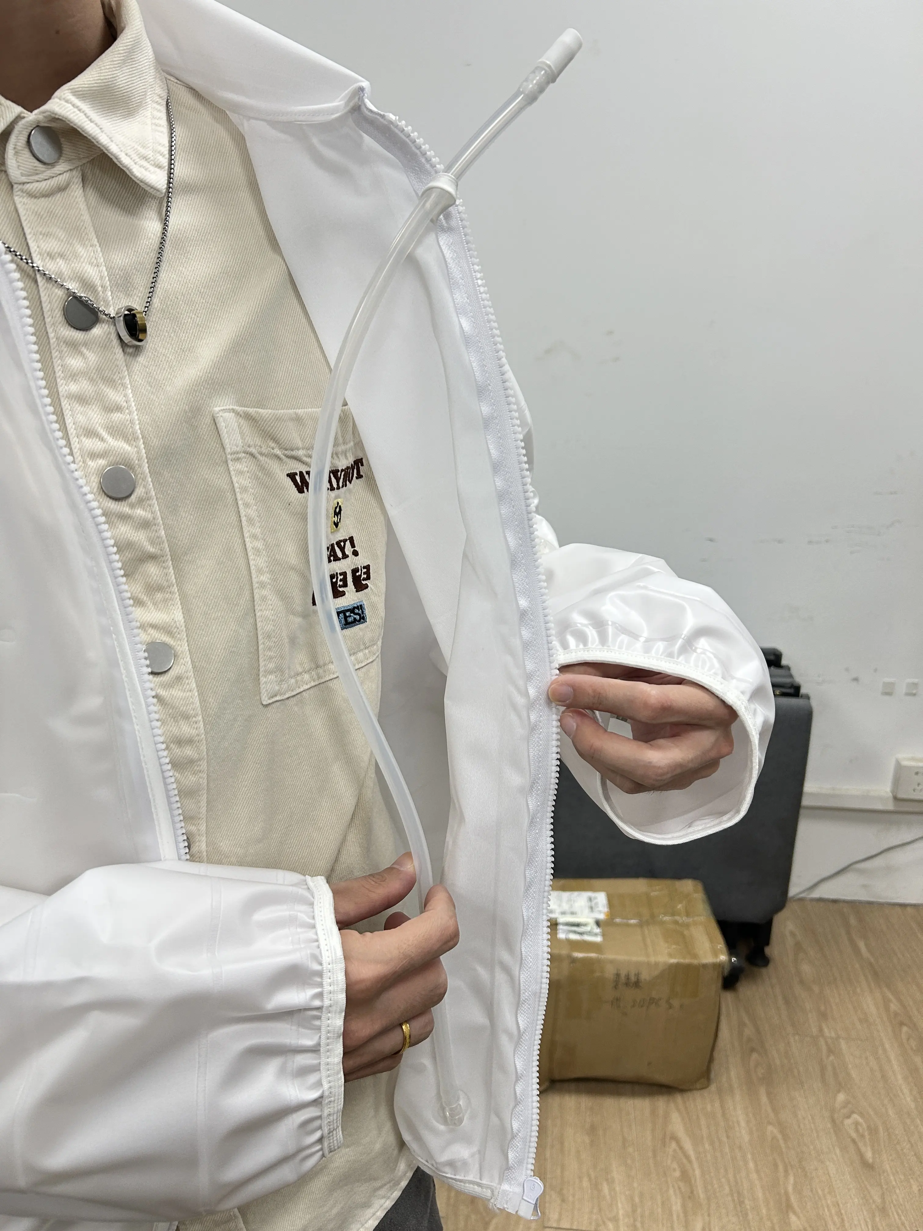Für Poolpartys und Festivals: Auslaufsichere Transparente Bier-Jacke, Bier-gefüllte Kühlweste, Urkomisches Scherzgeschenk, Wiederverwendbar und Leichtgewichtig – Detail 12