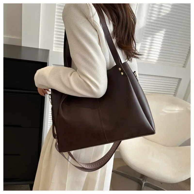 Retro Large Capacity Commuting Tote Crossbody Bag New Handbag Texture Wide Shoulder Bag Designer Luxury Brand Shoulder Bag