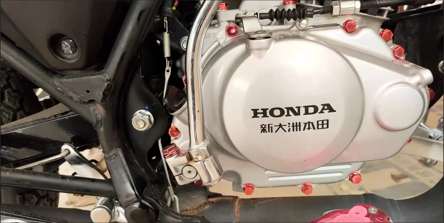 Анотирани капачки за винтове, монтирани около обтекателя на мотора