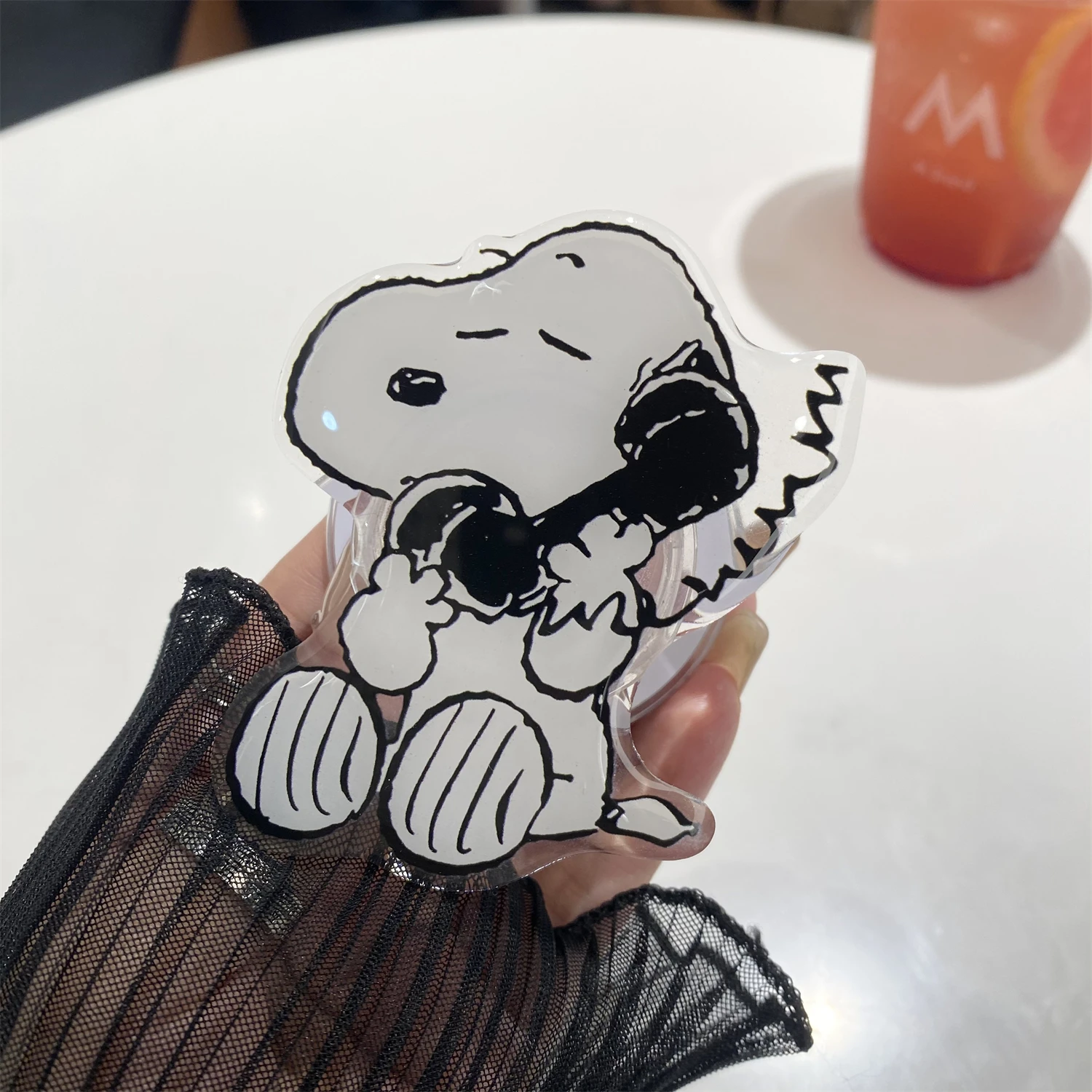 thumbnail image 1 of Bonita funda de teléfono transparente con carga inalámbrica Magsafe con dibujos animados de Snoopy y Charlie Brown para iPhone 15, 14, 13, 12, 16 Pro Max, soporte magnético, 1 of 5