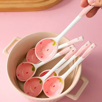 Cucchiaio da zuppa in ceramica alla fragola Kawaii Simpatico gelato coreano dipinto a mano Caffè Dessert Cucchiaio con manico lungo Accessori da cucina 1