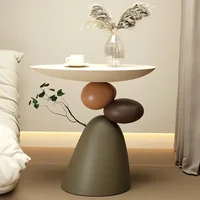 Table basse d'angle, table d'appoint ronde minimaliste moderne avec un design d'équilibre unique, table d'appoint en résine peu encombrante pour le salon 1