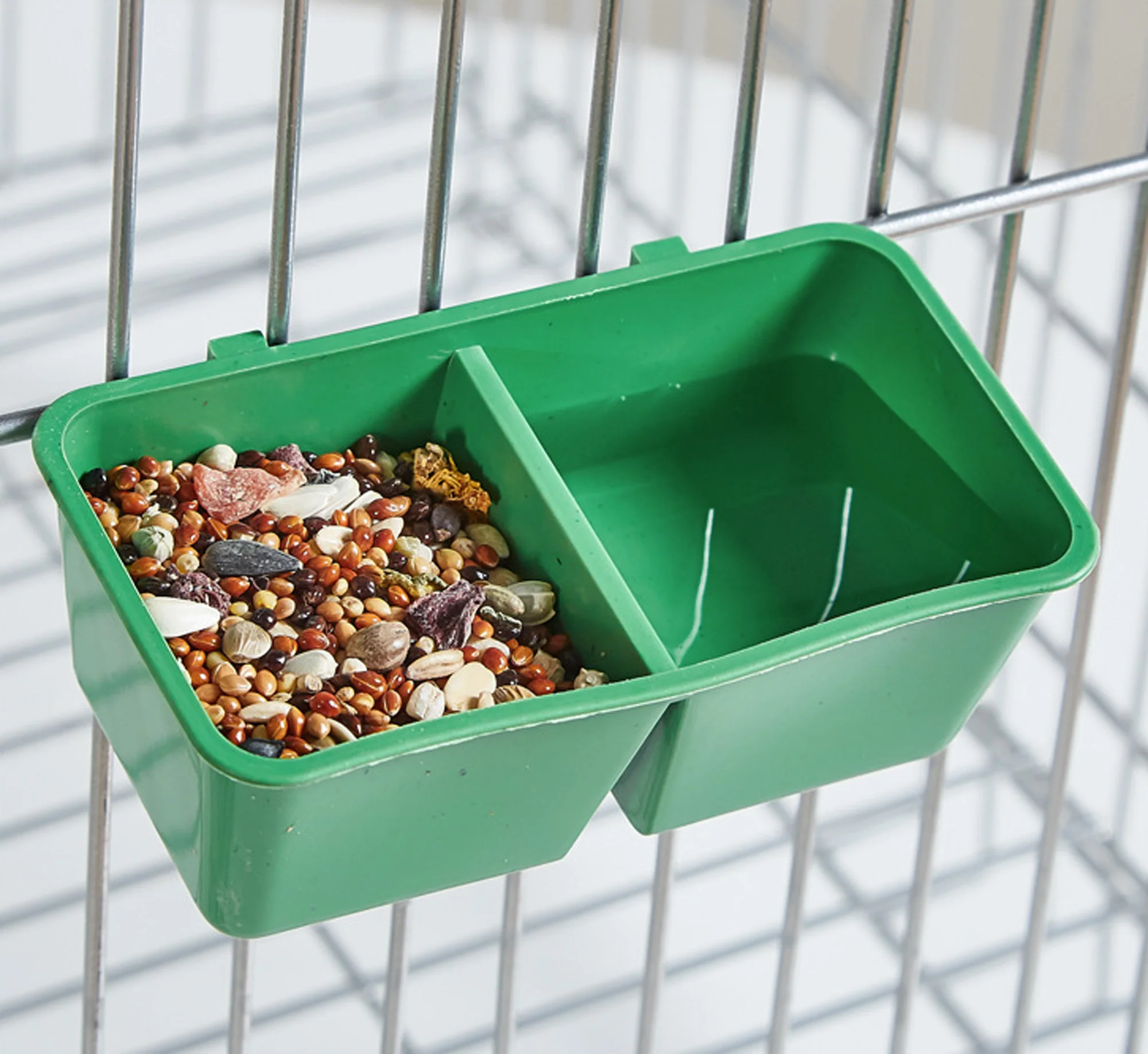 1 Pc Plastic Parrot Feeder Pet Bird Anti-fall Food Bowl Bird Cage Drinking Cup Feeding Box Small And Medium-sized Supplies bird feeder parrot feeder parrot feeding bowl bird water drinker pet water feeder