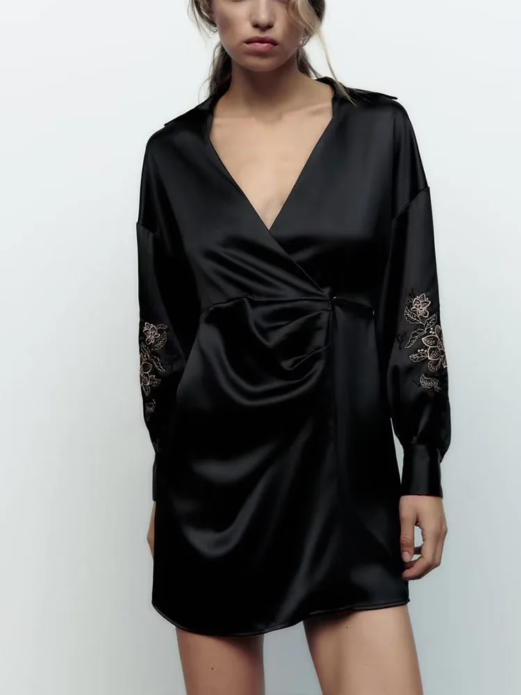 

Autumn and winter new women's fashion European and American casual versatile pleated embroidery decorative sleeves silk satin te