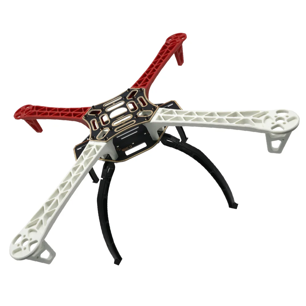 Drone FPV 5 pouces prêt à voler posé sur une surface avec la télécommande FS-I6 IA6B