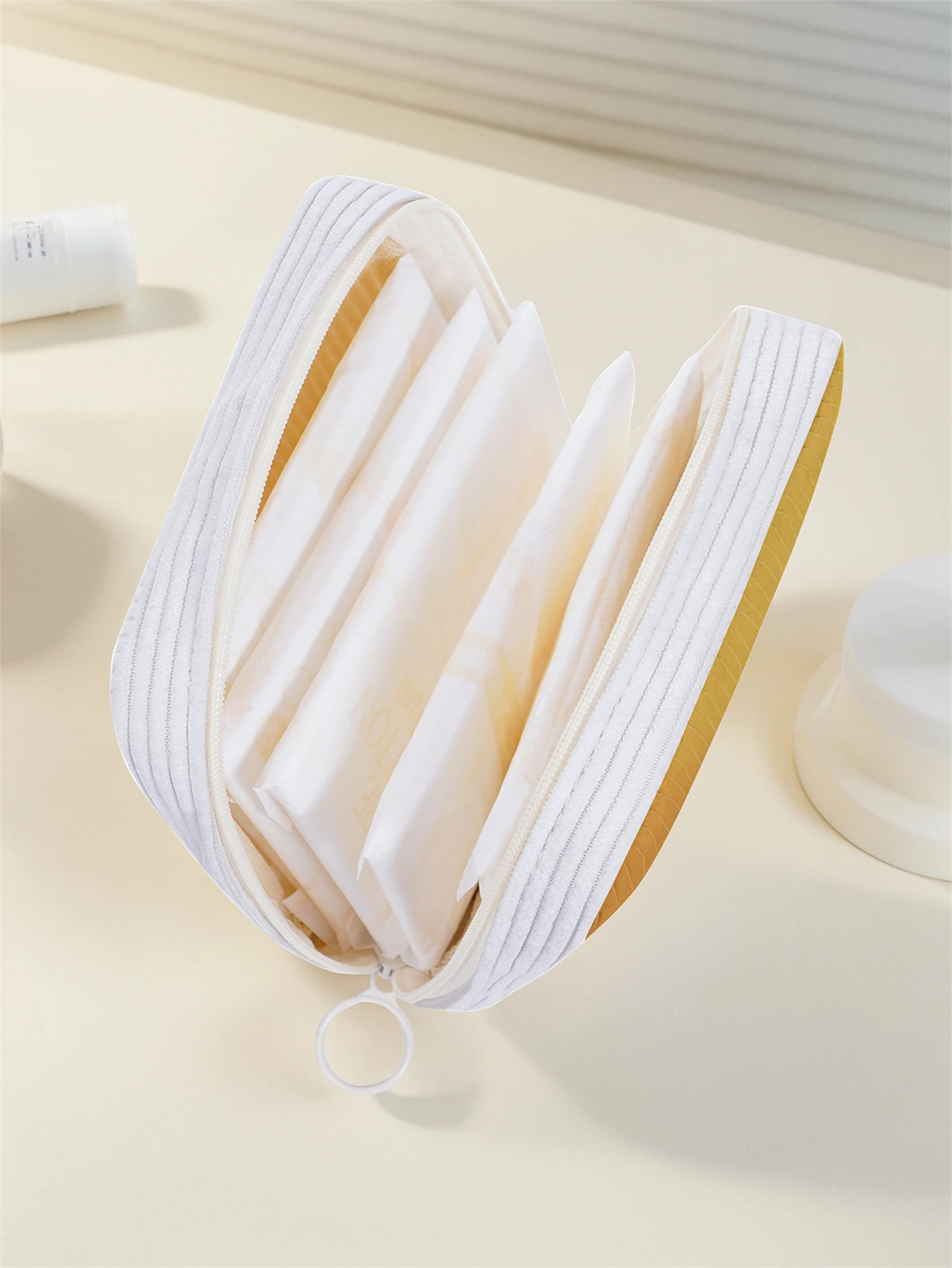 Bee pattern printed sanitary napkin storage bag, women's lightweight tissue bag, sanitary tissue bag