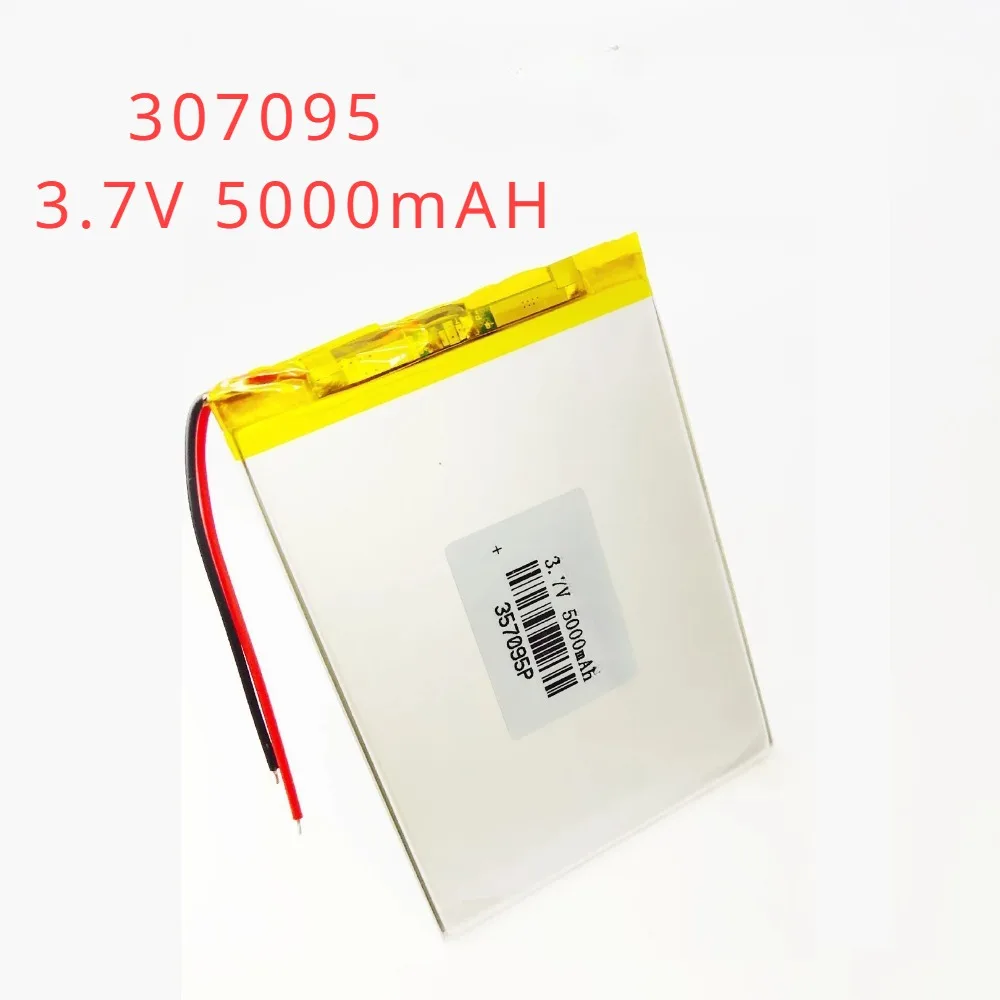 Gros plan sur le faisceau lumineux d'une lampe de poche LED tactique 3,7V, idéale pour situations d'urgence