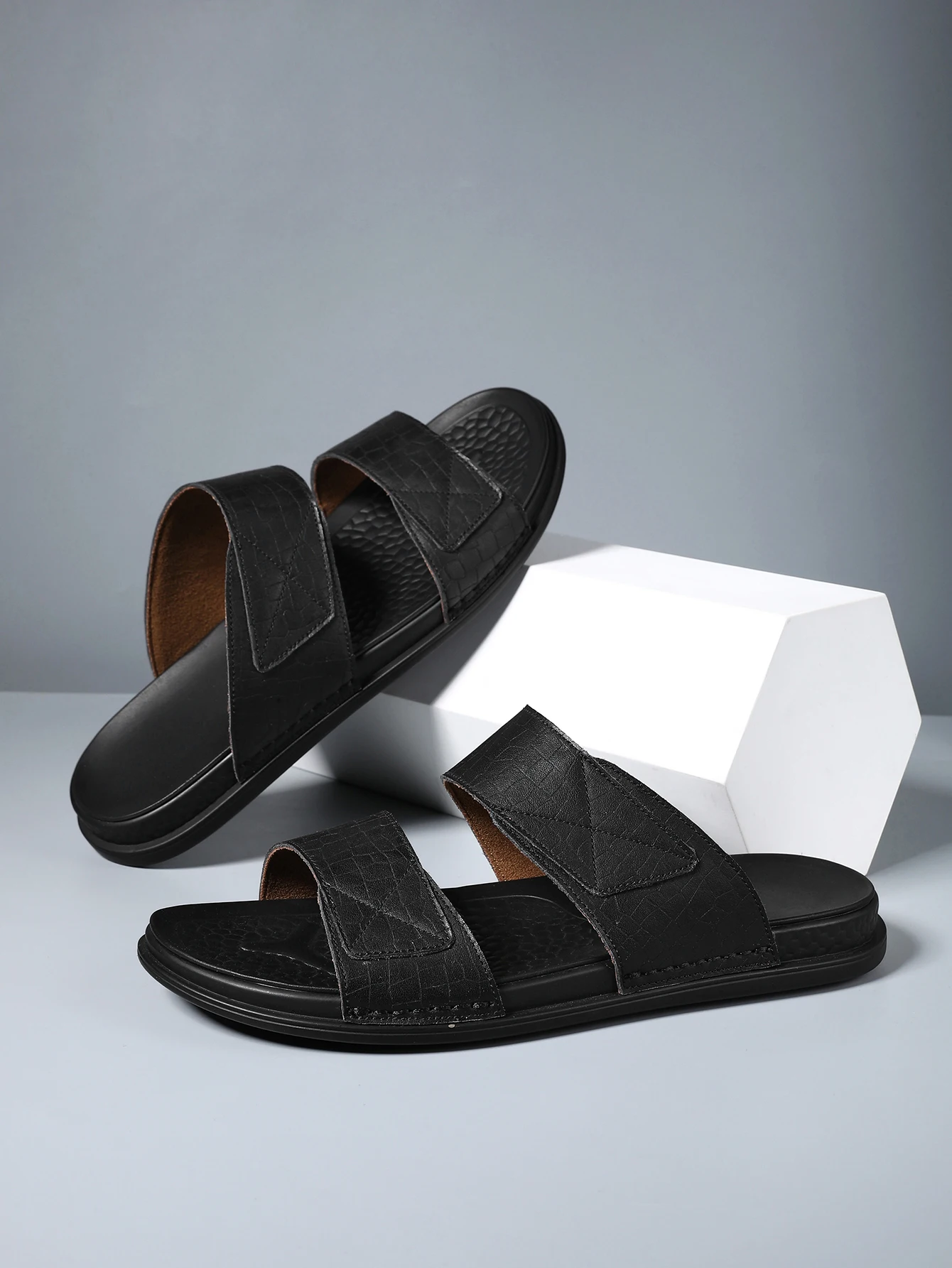 Men's breathable and fashionable leather sandals for outdoor wear, lightweight and versatile beach slippers for men