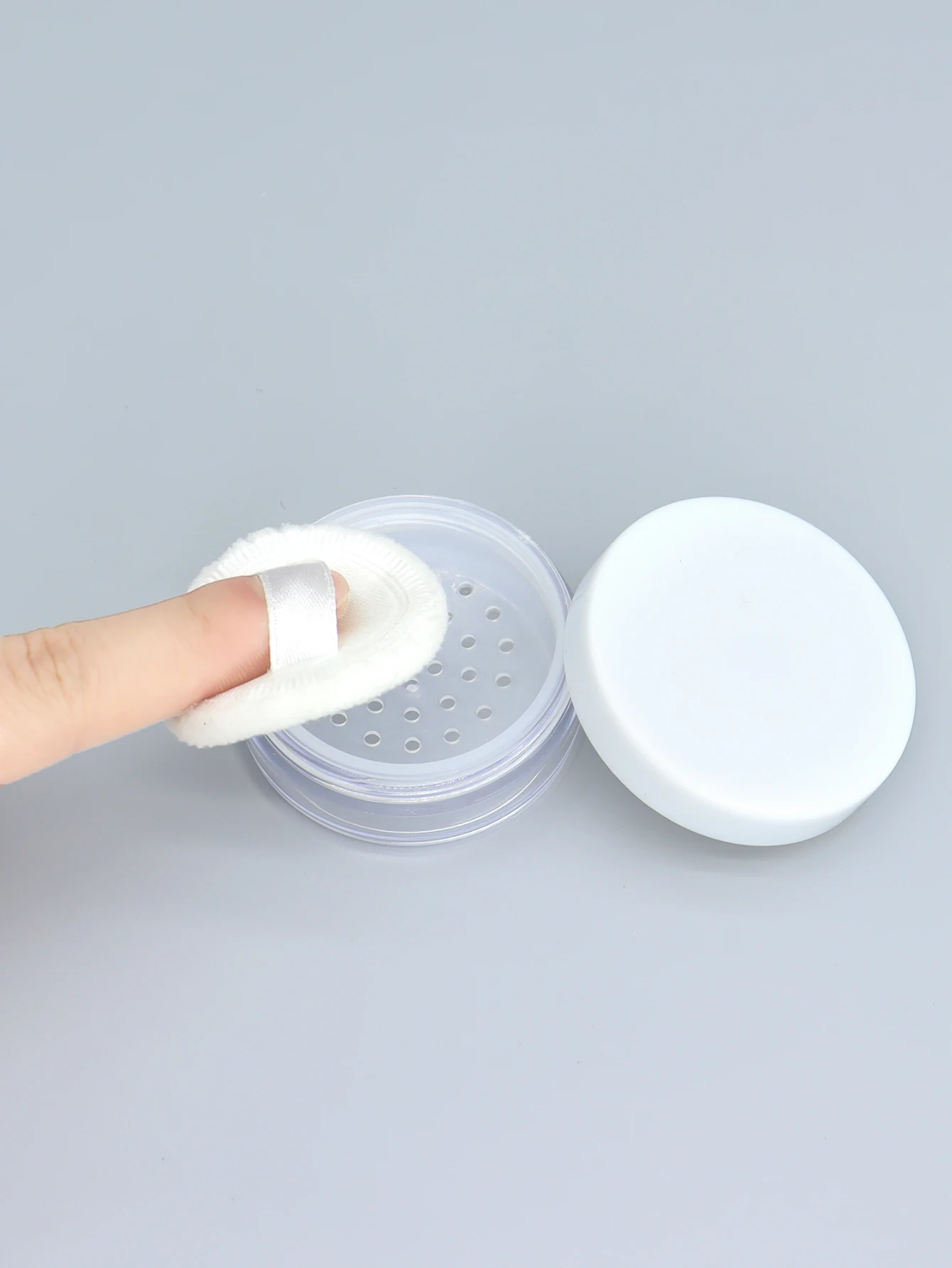 

30g White Travel PP Makeup Cream Jar With Powder 1oz Sieve Cosmetic Makeup Jar Container Handheld Portable Sifter with Black Cap
