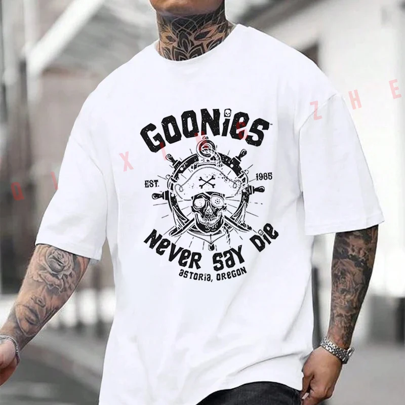 남성용 Goonies Never Say Die Retro 공식적으로 영감을 받은 80년대 영화 로고 아이코닉 스컬 모토 티셔츠 코튼 반팔 O넥 티셔츠