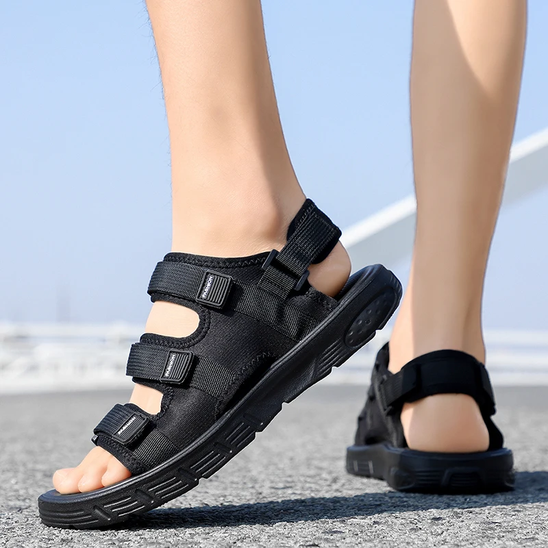 زوج من الصنادل الرجالية، ملابس خارجية رياضية عصرية...