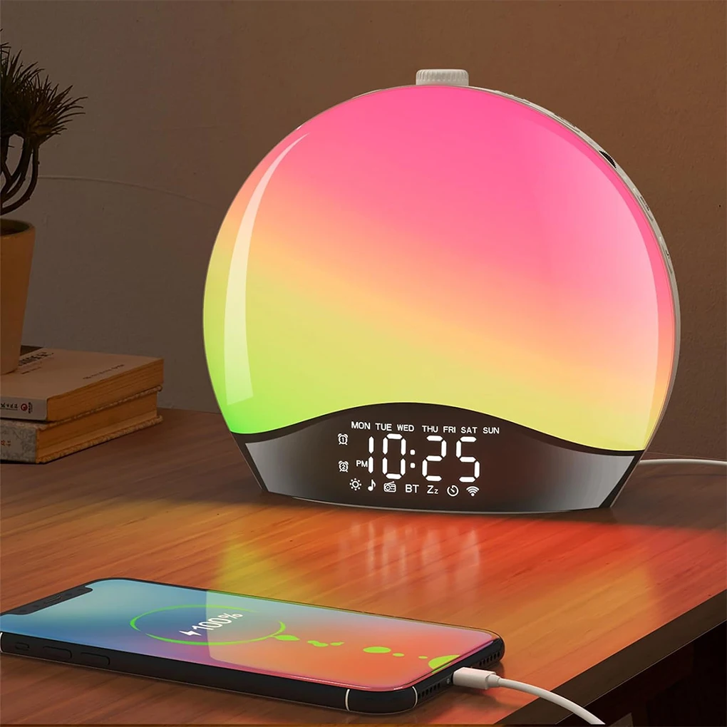 Zonsopgang wekker op nachtkastje met RGB gloed en LED klokdisplay