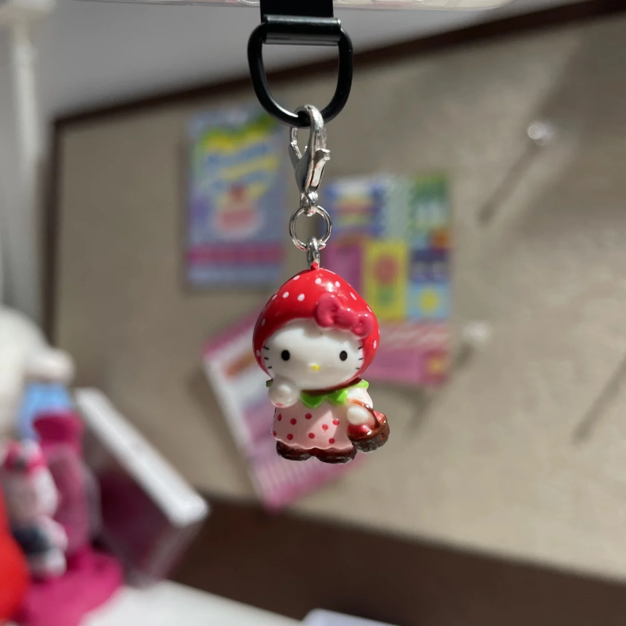 

Брелок Sanrio с куклой Hello Kitty в виде милой клубники, подвеска в виде ангела, аксессуары для детских сумок, Игрушка-подвеска в подарок