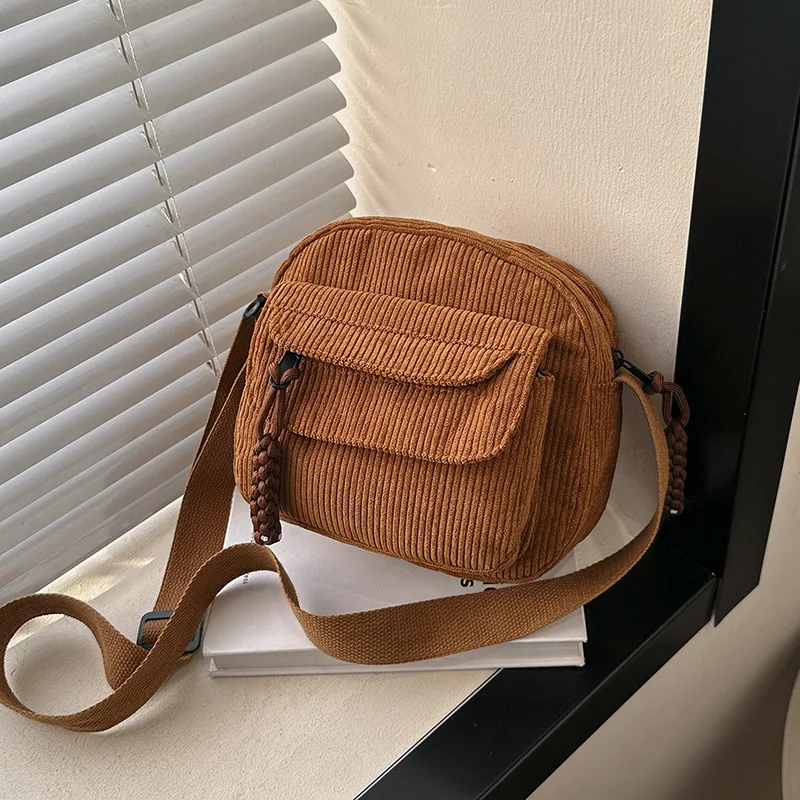 【MARITHE】韓国人気◆EMBROIDERY LOGO CORDUROY SHOULDER BAG EMBROIDERY LOGO CORDUROY SHOULDER BAG brown - MARITHÉ+
