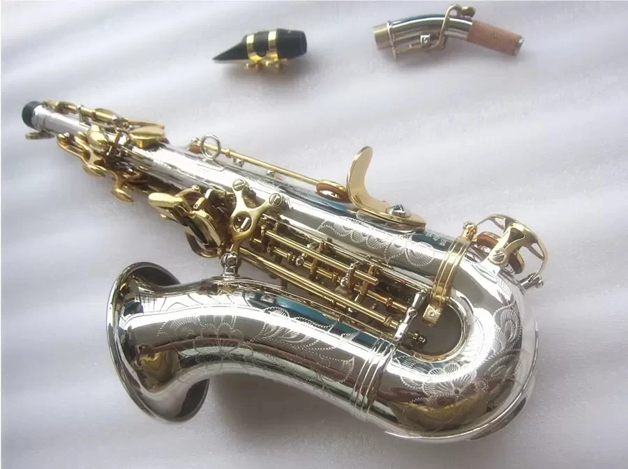 Saxofone soprano curvo bem preto, saxofone soprano curvo com sax de