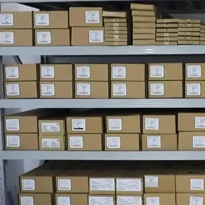 1PCS ADCLK925BCPZ-R7 ADCLK925BCPZ 실크 스크린 YOB 패치 LFCSP-16 새로운 클록 버퍼 IC 칩 재고 있음