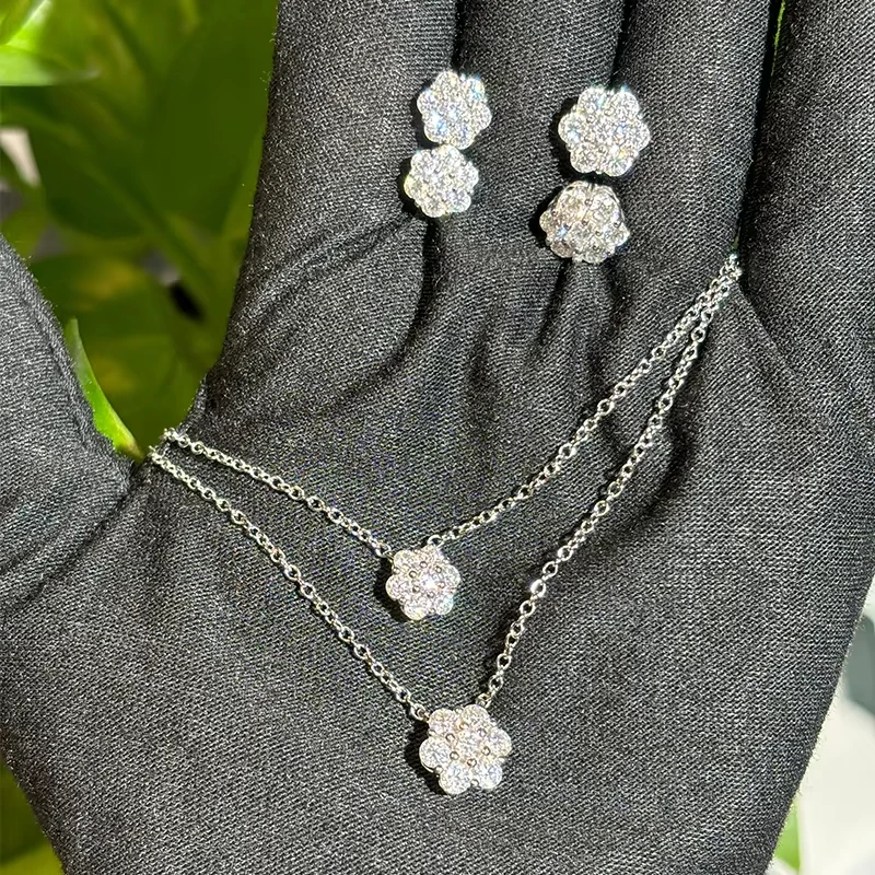 S.Oliver Orecchini A Bottone In Argento Sterling 925 Con Zirconi Sintetici, Rotondi, 6 Mm - Confezione Regalo