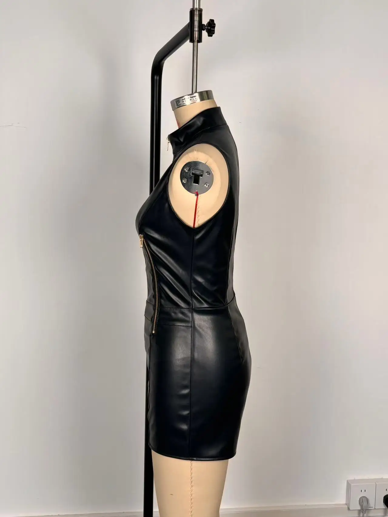 2026 Neuer Damen-Overall aus schwarzem Kunstleder, ärmellos, mit hohem Kragen, Reißverschluss und enganliegendem Schnitt, Party- und Club-Jumpsuit mit ärmellosen Shorts – Detail 9