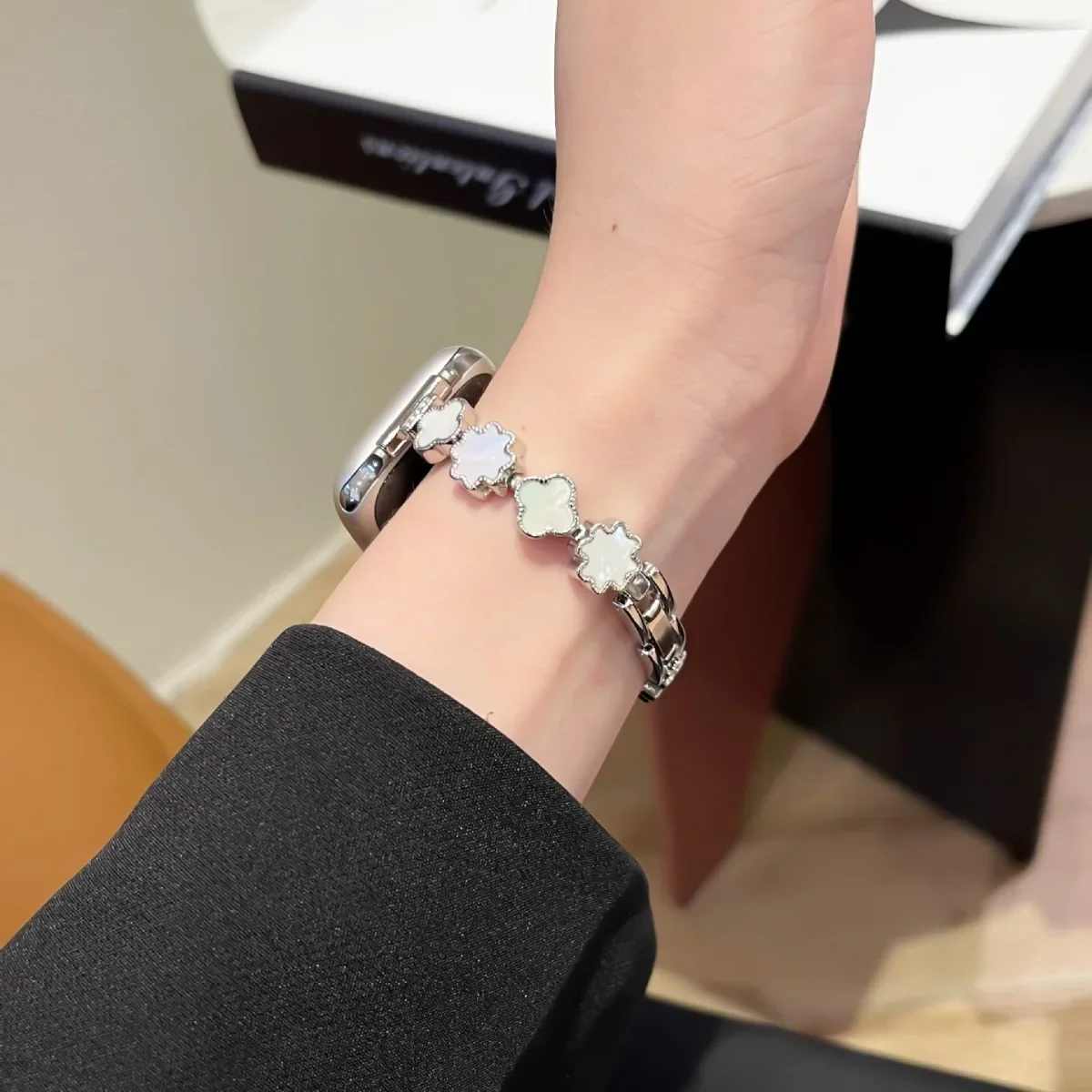 Elegant Slim Women's Band for Smartwatch - Chic and Versatile Design
