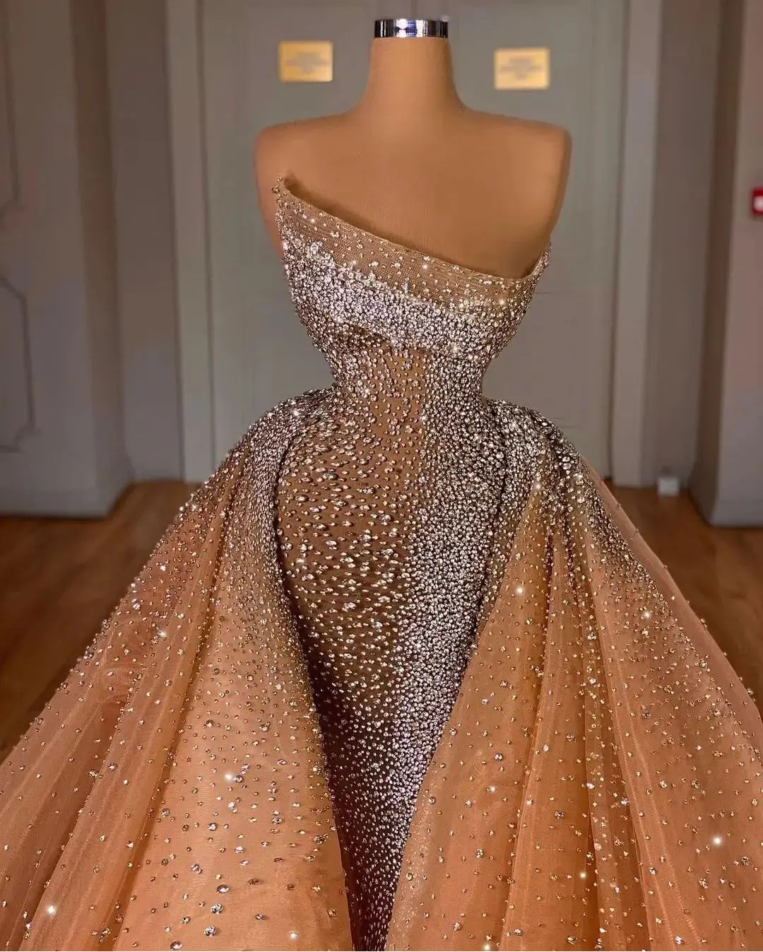 Рисунок 2 - Изысканные вечерние платья без