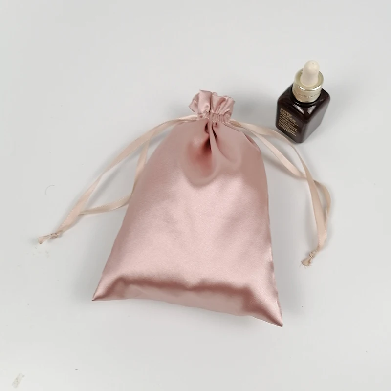 20PCS 사용자 정의 로고 로즈 골드 실크 새틴 Drawstring 가방 메이크업 신발 옷 버진 헤어 확장가 발 포장 가방 저장소