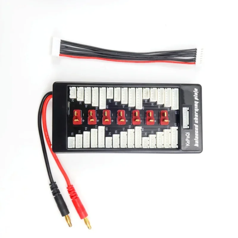 Carte de charge parallèle LiPo 2-6S posée sur une surface, câbles visibles
