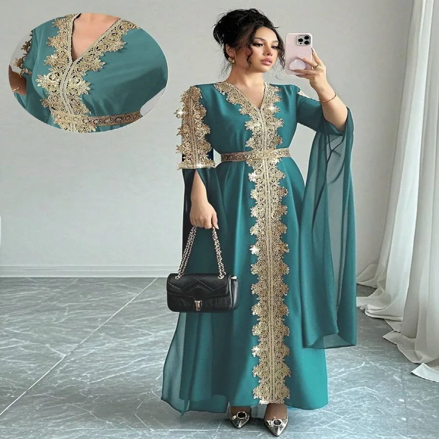 جلابية سوداء طويلة بتطريز ذهبي فاخر