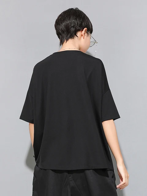 Round neck t-shirt in black color split