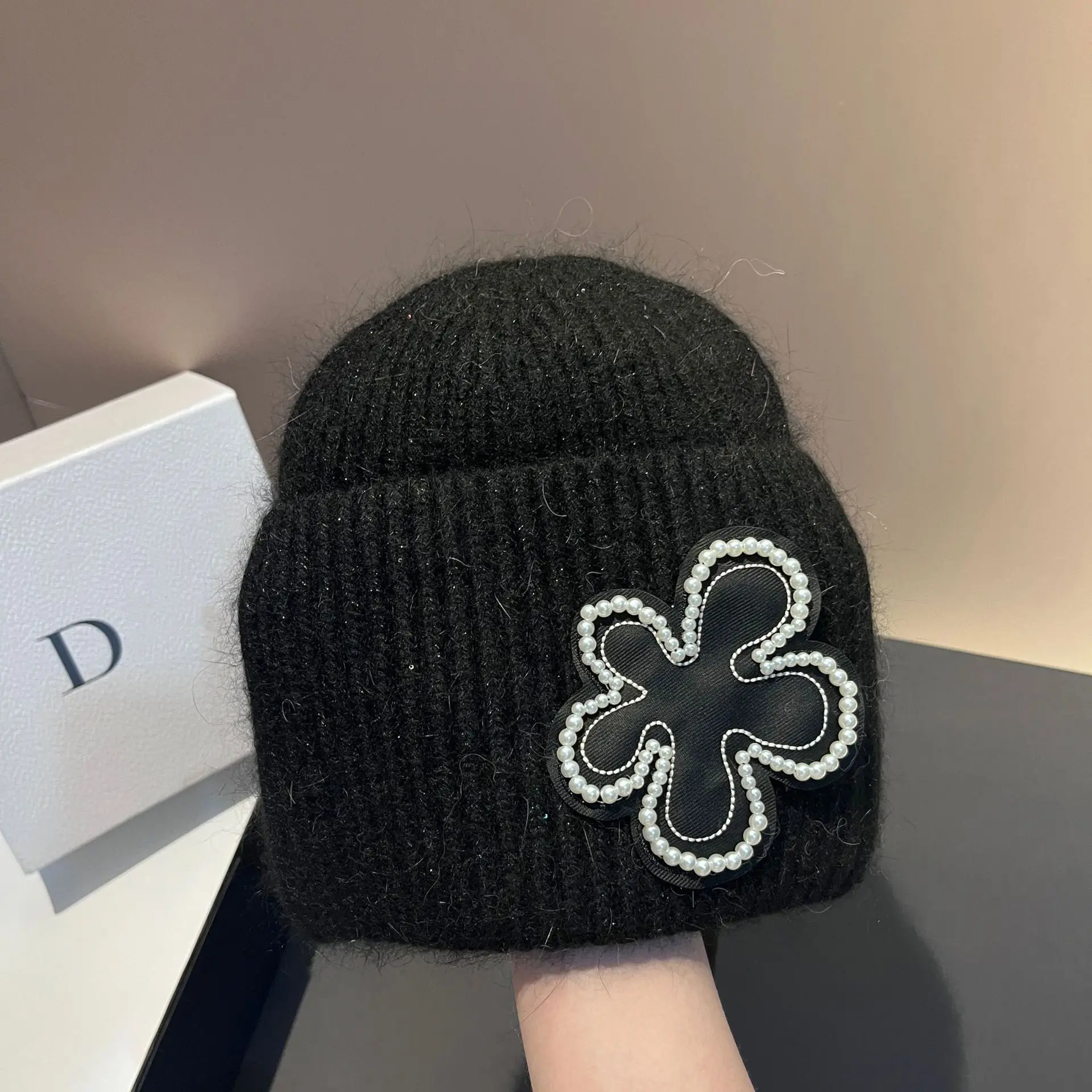 Chapeau de bonnet de fleur de perle à la mode hiver nouveau chapeau en tricot de fourrure de lapin à paillettes gluantes douces en plein air polyvalent léger chapeau de luxe femmes_voghion.com