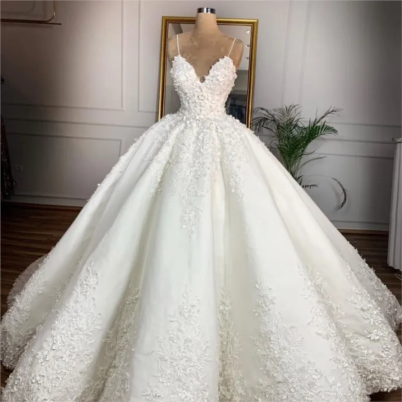 

Deep V-neck Lace Floor-Length Wedding Dress Romantic Temperament Dignified Banquet Welcome New Year