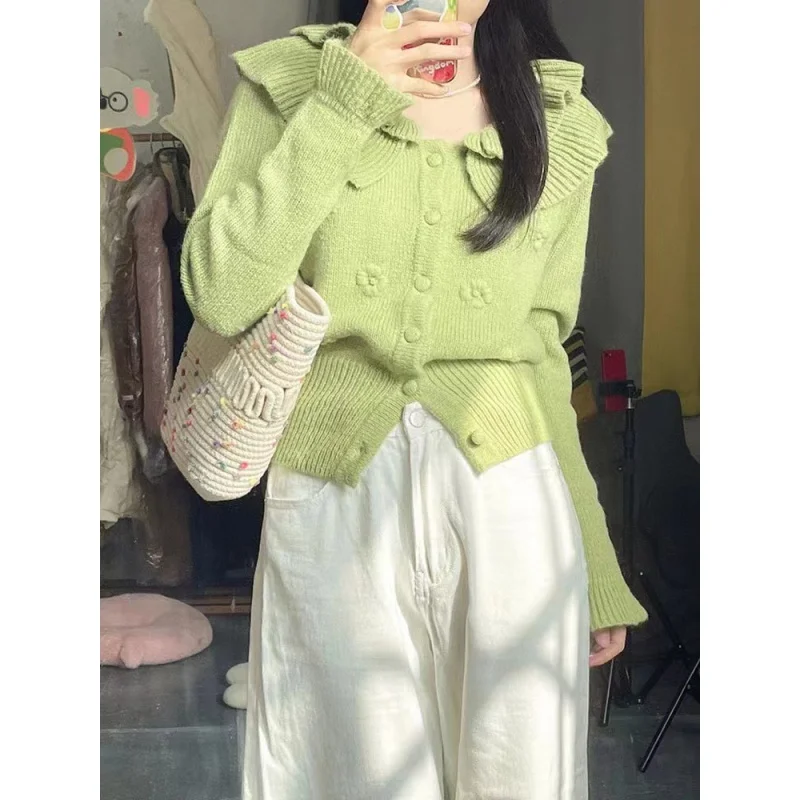 

2024 Fashion New Retro Ruffled Collar Sweater Three-Dimensional Embroidery Slimming Top For Women Wholesale