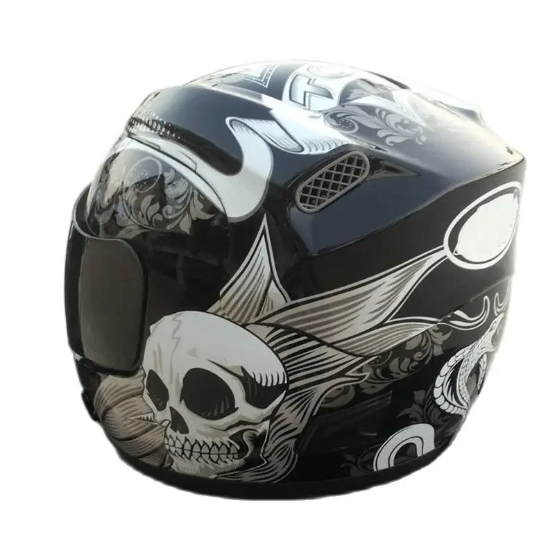

Man Riding Four Seasons Cool Motorcycle With Rainbow Visor Full Face Helmet ECE Approved Summer Season Motorcycle Skull Helmet