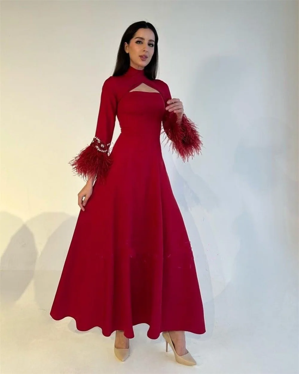 Вечернее платье-трапеция с перьями