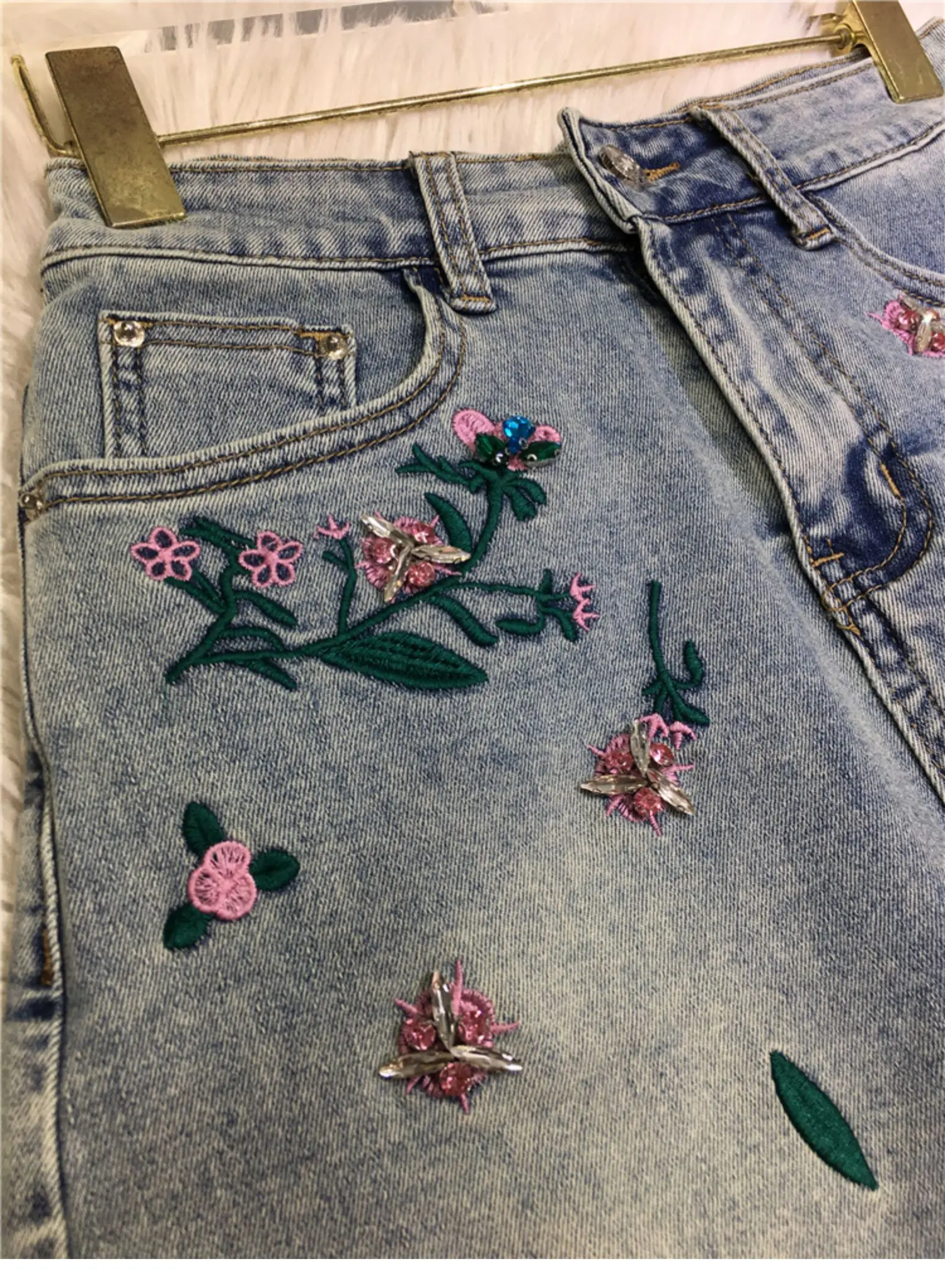 2024 Women's Summer Denim Shorts Beaded Jeans Feminine Embroidered Flower Stretch Denim Shorts Versatile Pocket Zipper Hot Pants