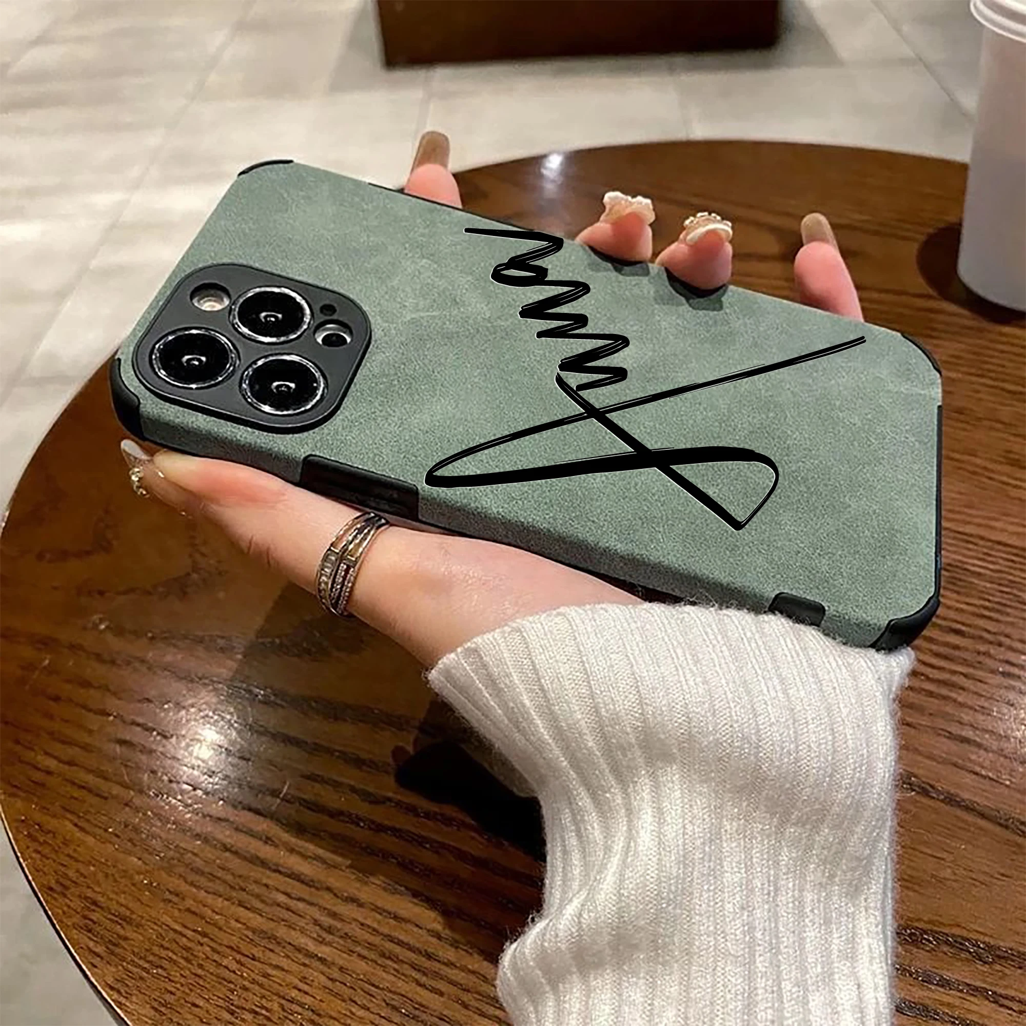 Capa Personalizada com Nome em Caligrafia — Couro Premium e Proteção Antichoque