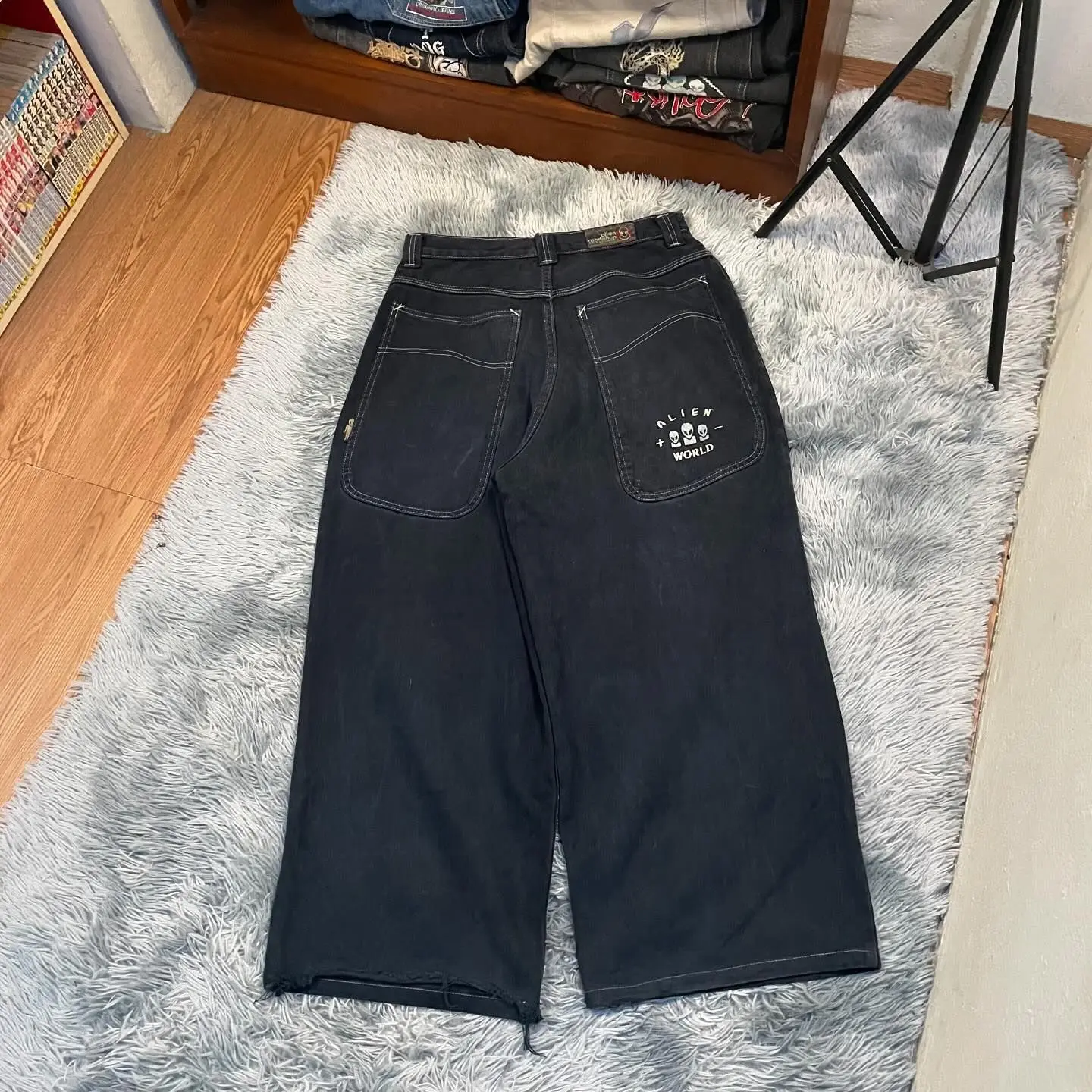 thumbnail image 1 of Pantalones vaqueros holgados con bordado alienígena y cintura baja estilo retro para mujer, pantalones vaqueros de pierna ancha y recta populares, ropa de calle lavada estilo hip hop Y2k para hombre, 1 of 4