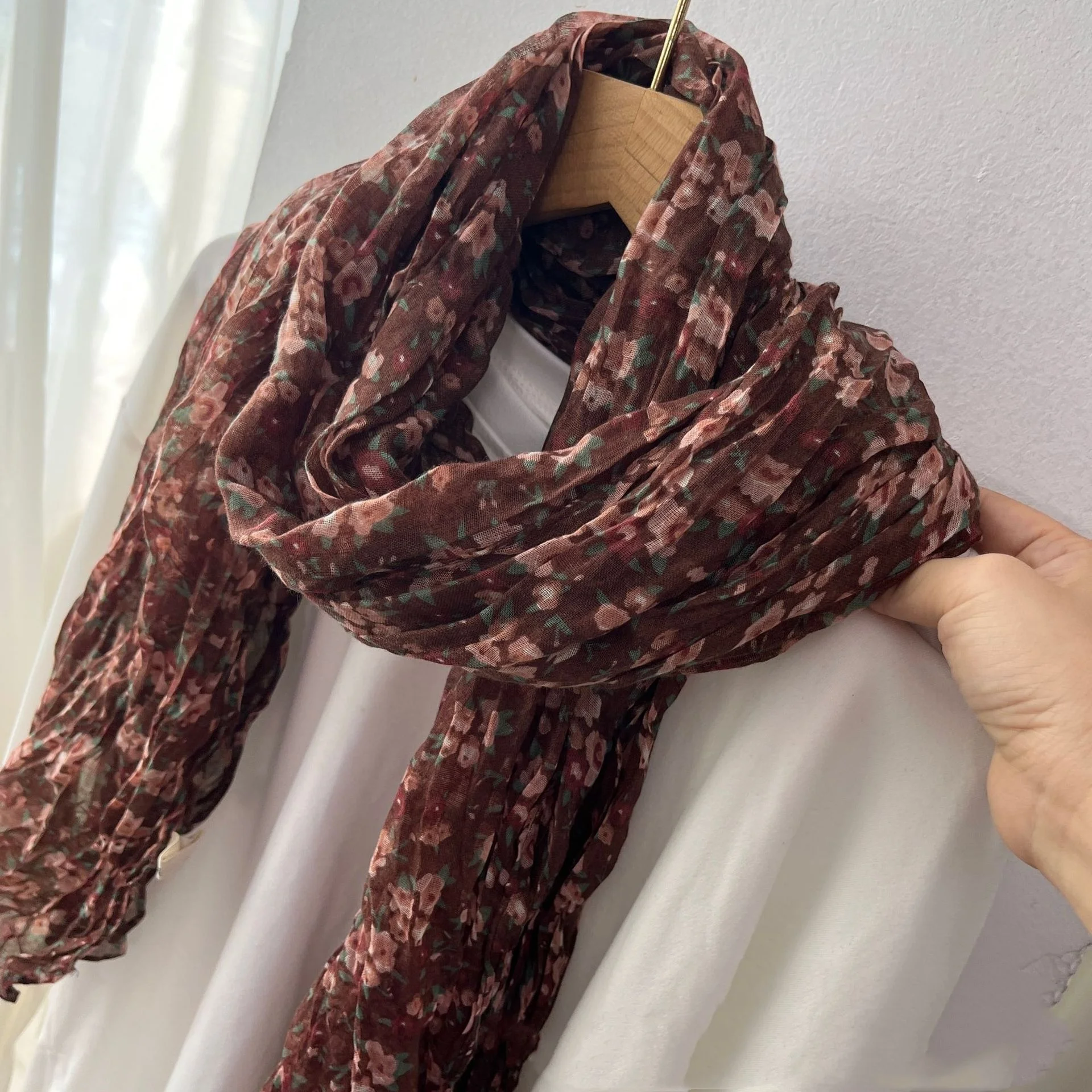 Nuevo chal versátil fino plisado de algodón y lino de imitación literaria Retro, bufanda Floral pequeña, hilo, tendencia de moda japonesa