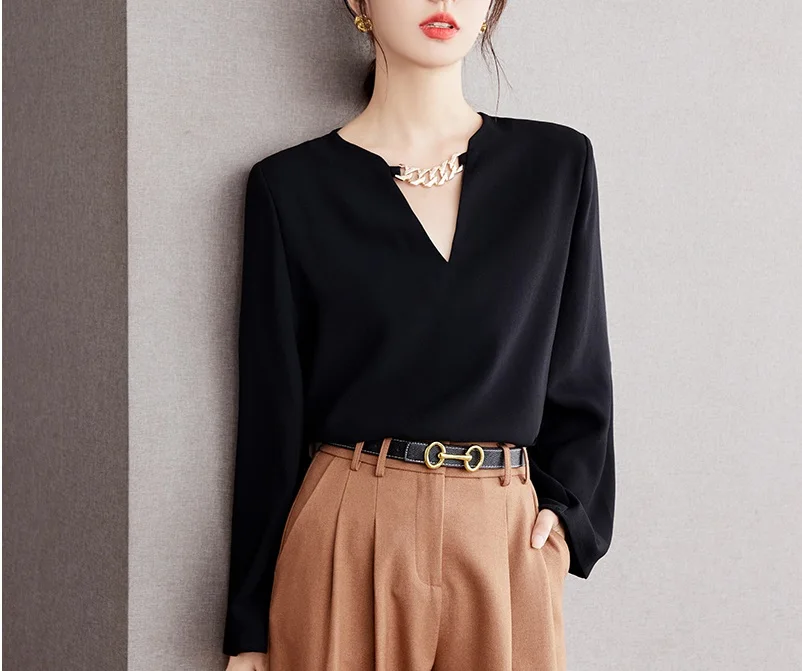 

2023 Spring and Autumn V-Neck Chain Long Sleeve Top Fashionable Long Sleeve Small Shirt Underlay T-shirt for Women