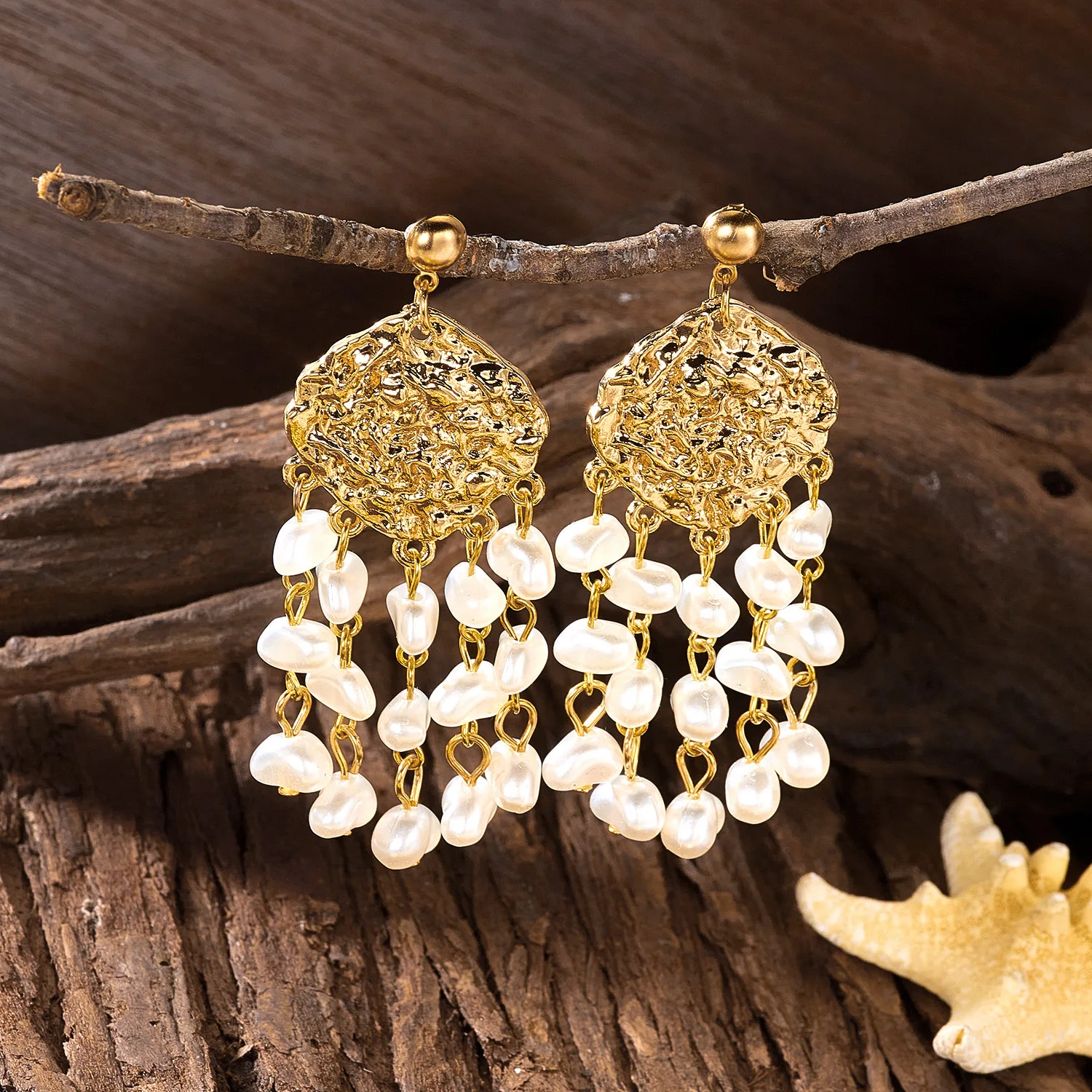 Mehrschichtige Perlenmuschel-Quasten-Ohrringe für Damen, elegante goldfarbene Korallen-Geometrie-Hängeohrringe, Sommer-Strandschmuck – Detail 10