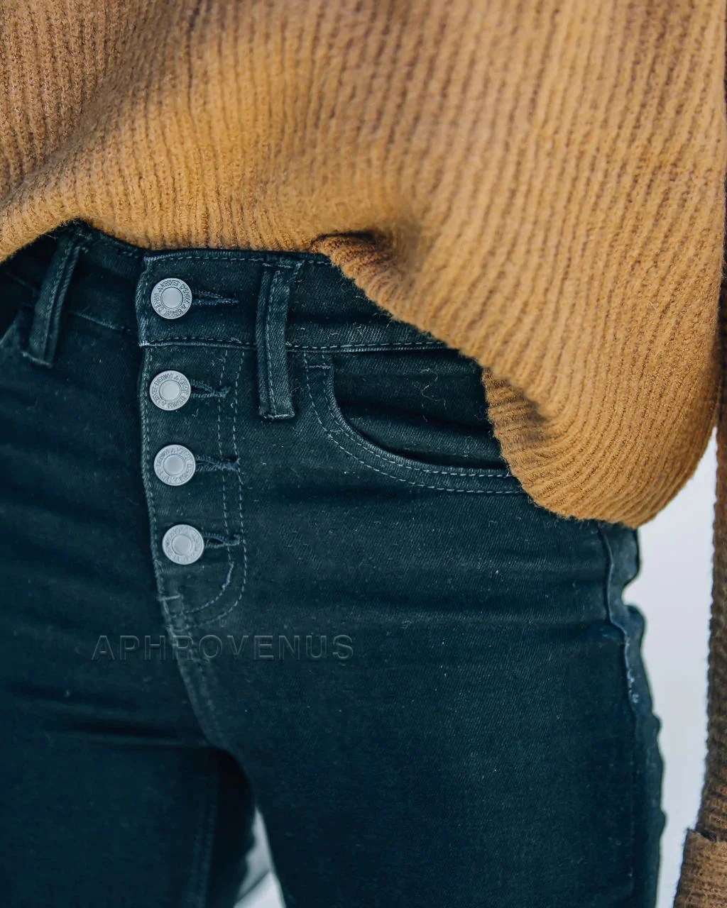 Рисунок 5 - Джинсы женские рваные с потертостями