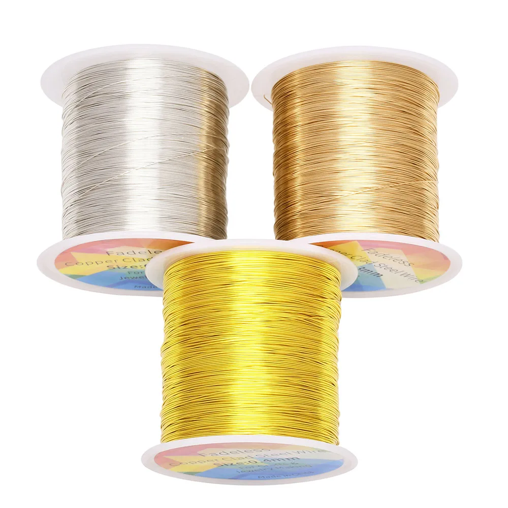 Kilka grubości drutu rzemieślniczego miedzianego ułożonych na stanowisku pracy