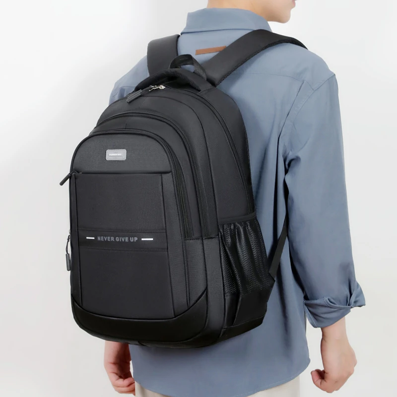 Large-capacity travel backpack with padded shoulder straps, suitable for business people, featuring mesh side pockets and reinfo