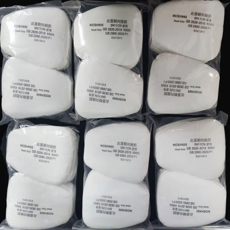 Gros plan sur un filtre en coton pour masque respiratoire réutilisable, montrant sa texture et ses coutures.