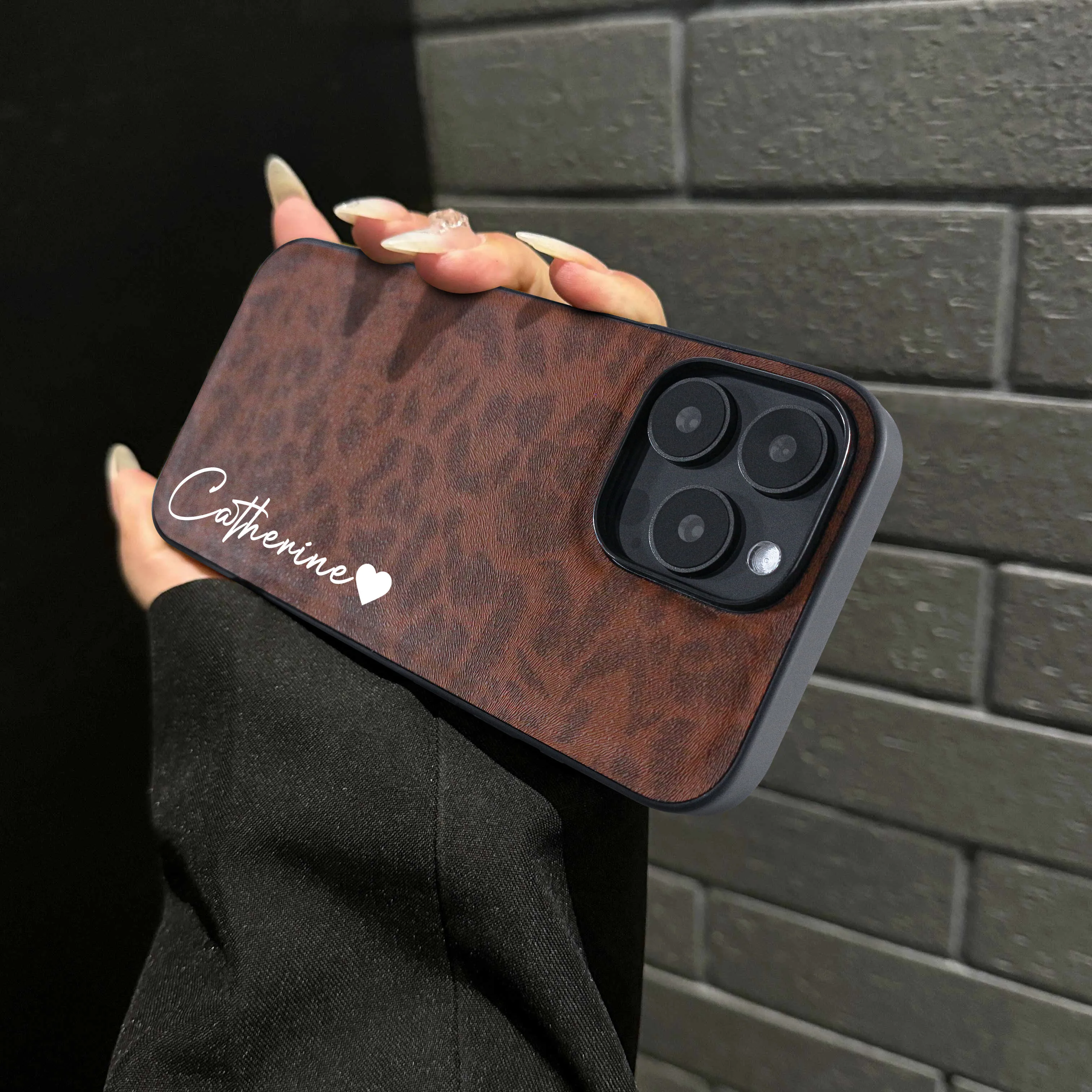 Capa Personalizada com Nome Estampa Leopardo - Couro Macio de Luxo para iPhone