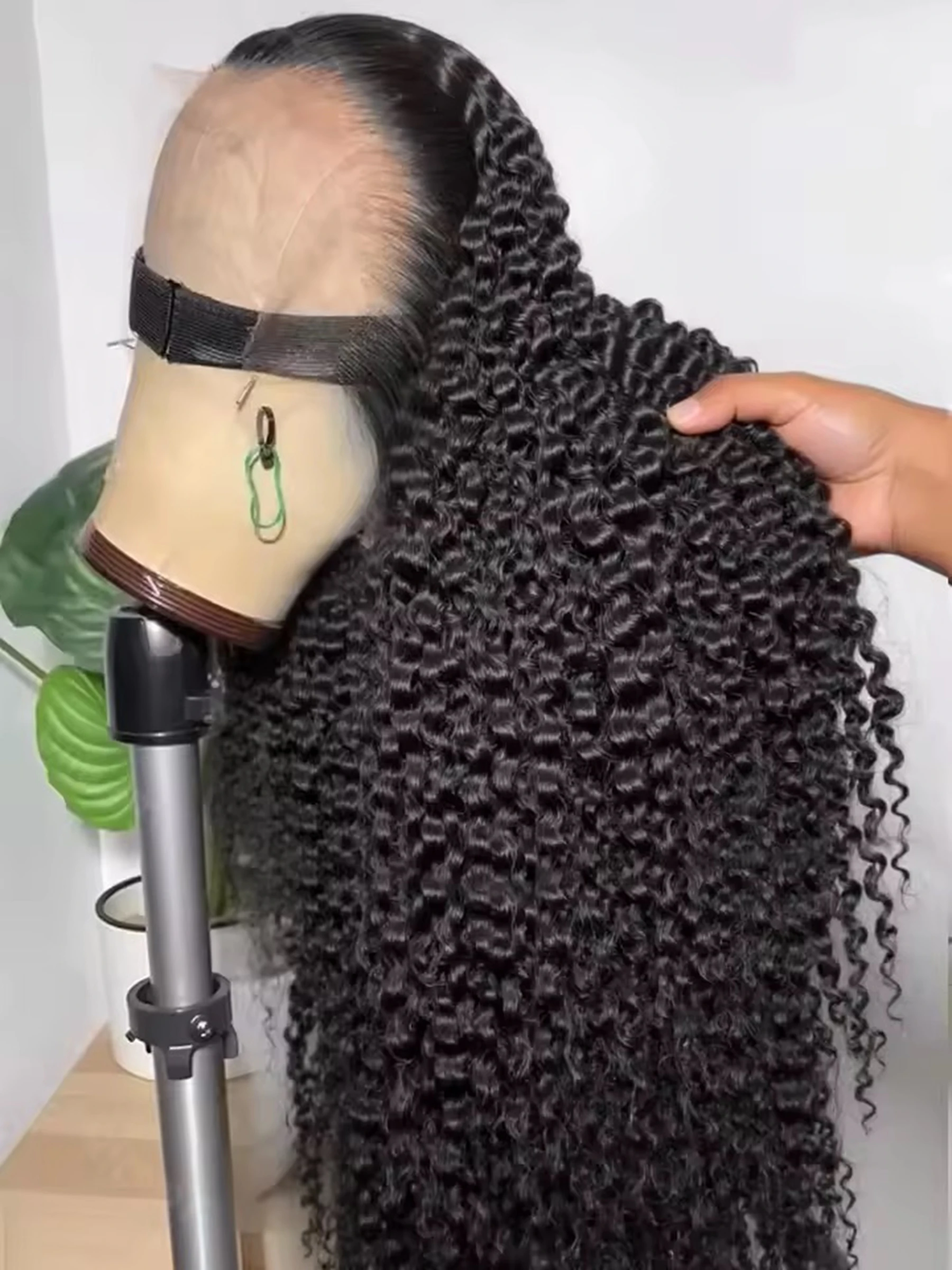 Parrucche Kinky Curly HD Full Lace Frontal 13X4X1 per donne di colore, regalo per la mamma, pre-strapazzate con baby hair, nodi sbiancati, capelli morbidi - immagine 2