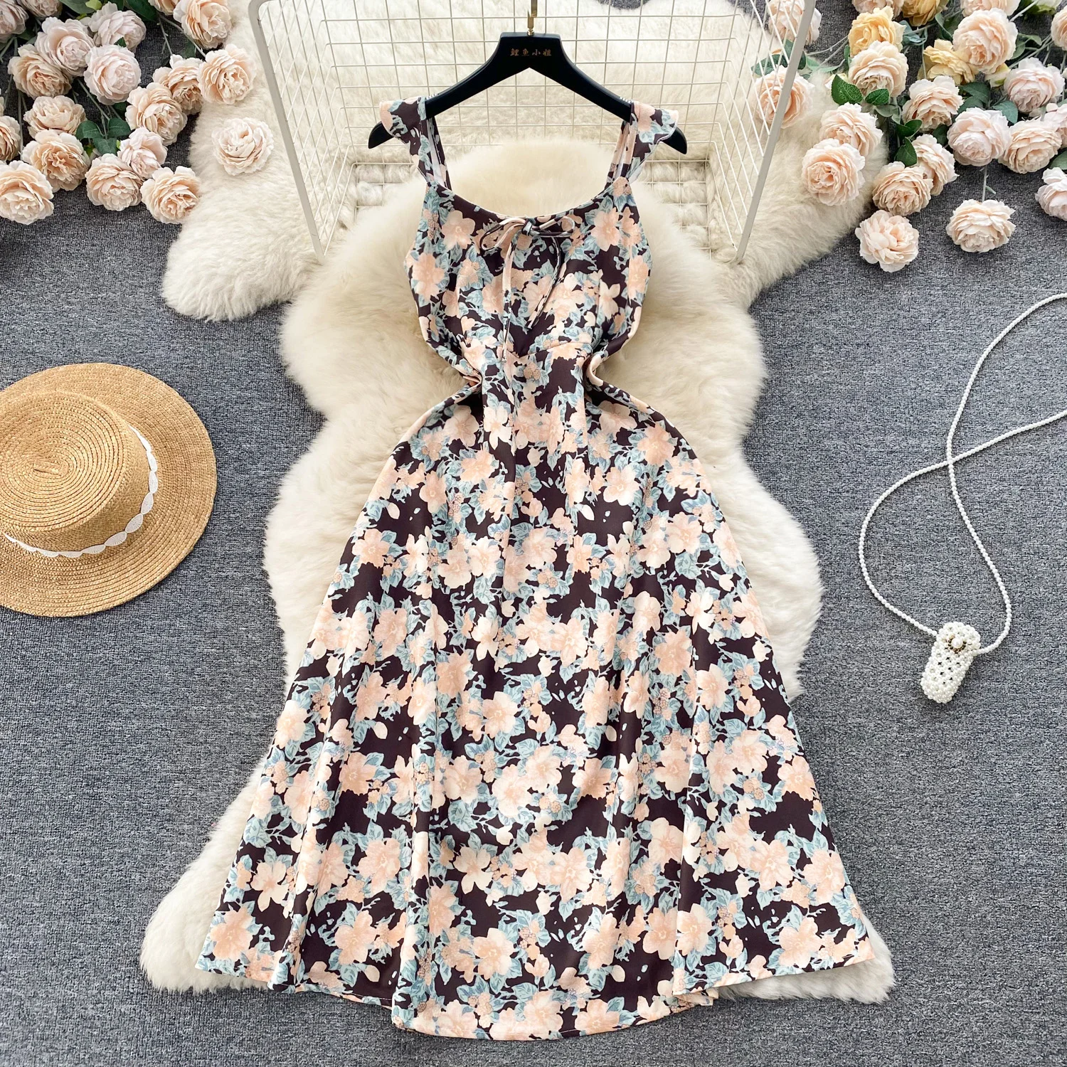 

Платье женское шифоновое на бретельках-спагетти с открытой спиной