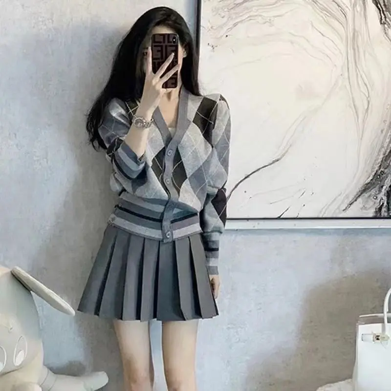 

2023 Fall Women's Gray Chic Unique Knit Cardigan Short Skirt Hong Kong Flavor Retro Fried Street College Style Jk Suit