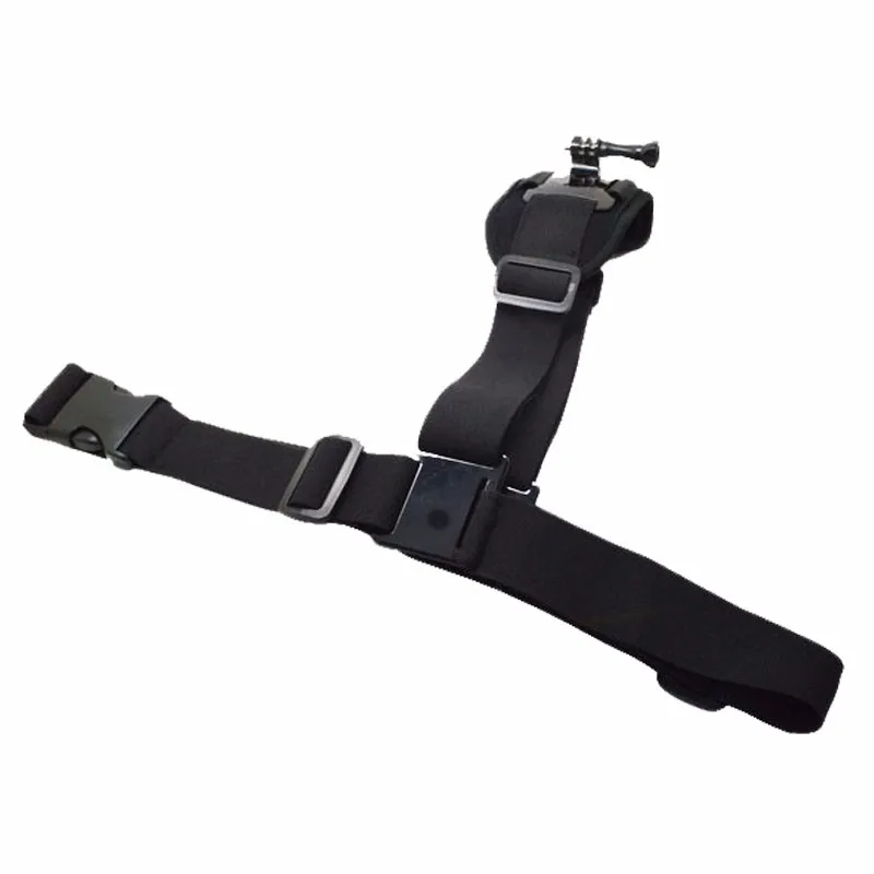 Détail du clip de fixation d'une sangle d'épaule rouge pour caméra action, assurant protection et confort.