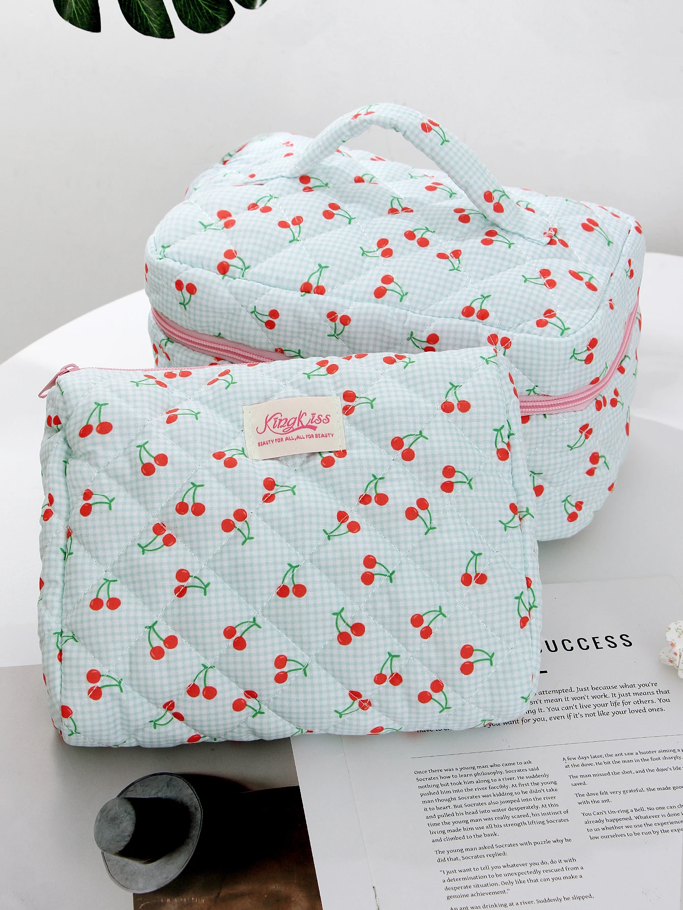 3-teilige karierte, mit Kirsche gesteppte Make-up-Tasche, tragbare Make-up-Tasche mit großem Fassungsvermögen, Reise-Make-up-Tasche, Make-up-Tasche aus Kirschbaumwolle – Detail 3